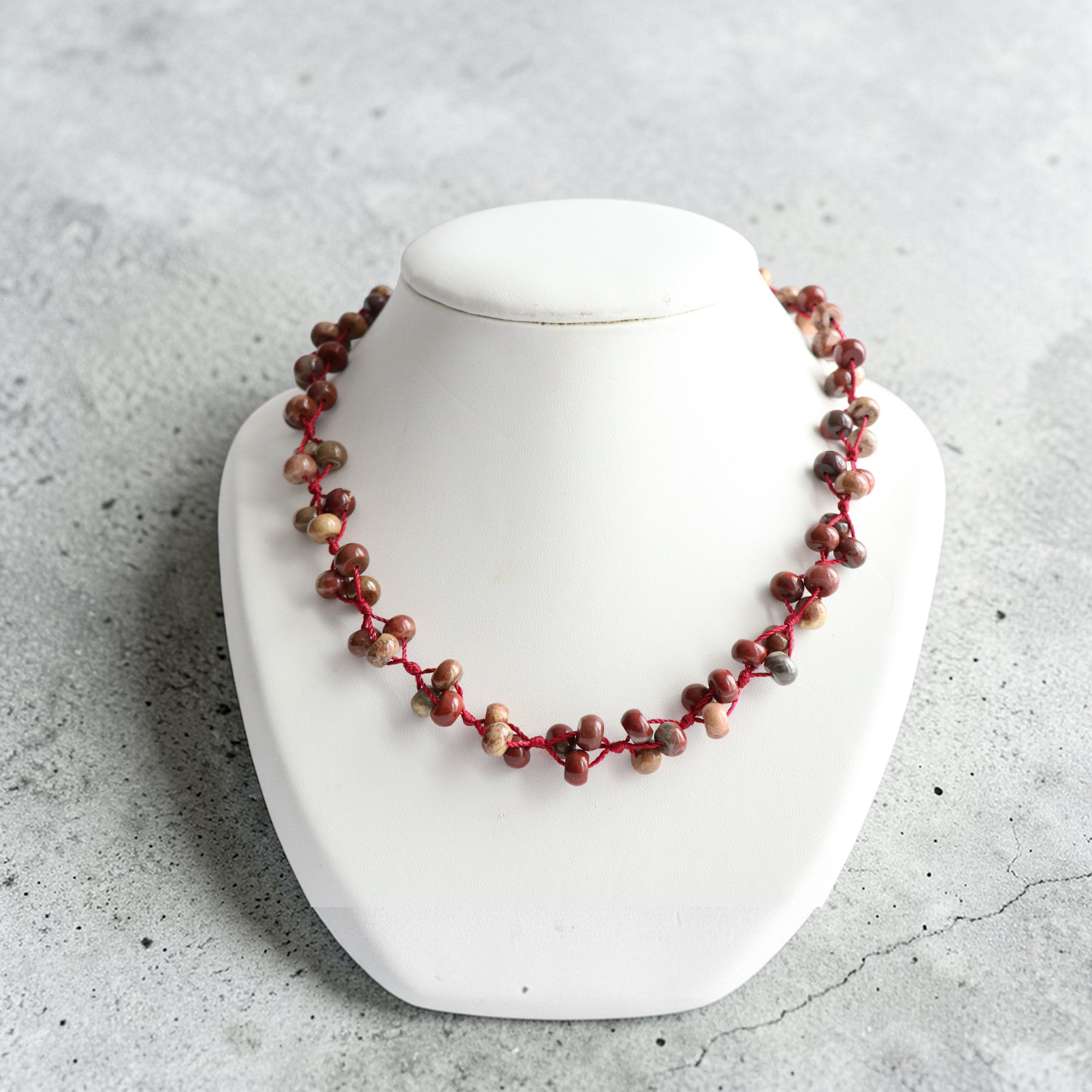 Collier Jaspe Mokaïte – Collier 3 Rangées de Perles avec Nœuds