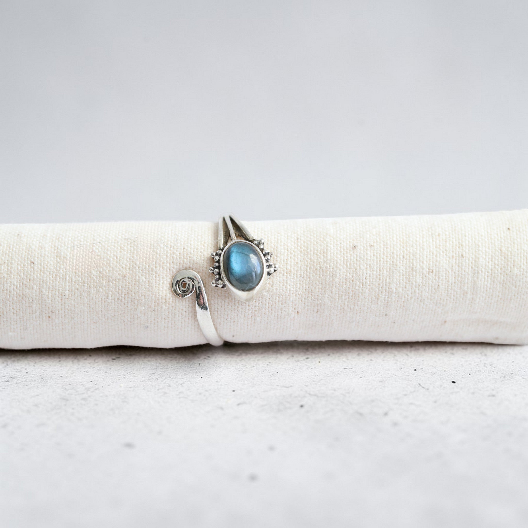 Bague Réglable en Argent 925 et Labradorite – Pierre de Protection