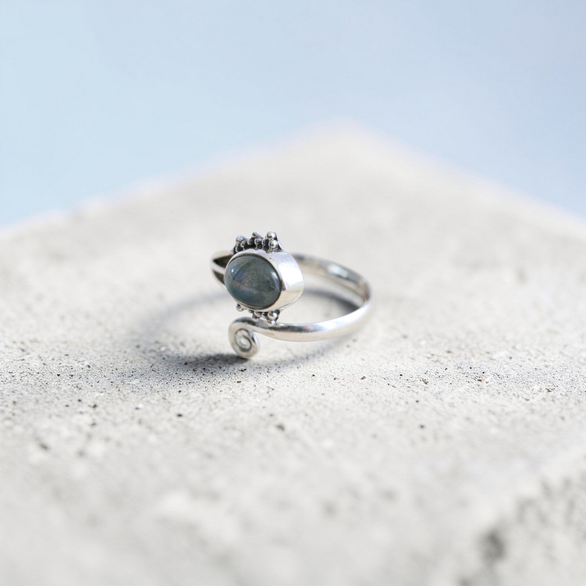 Bague Réglable en Argent 925 et Labradorite – Pierre de Protection