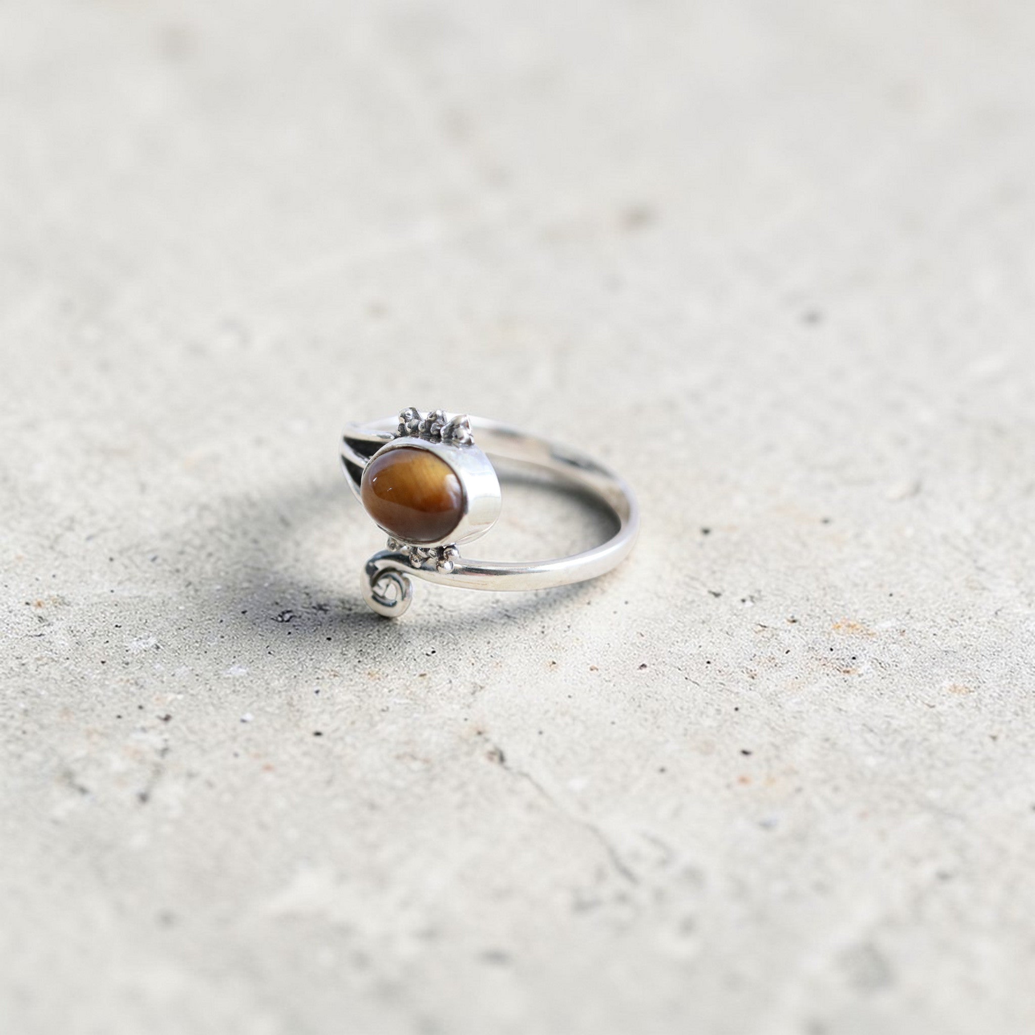 Bague Réglable en Argent 925 et Œil de Tigre – Pierre de Protection