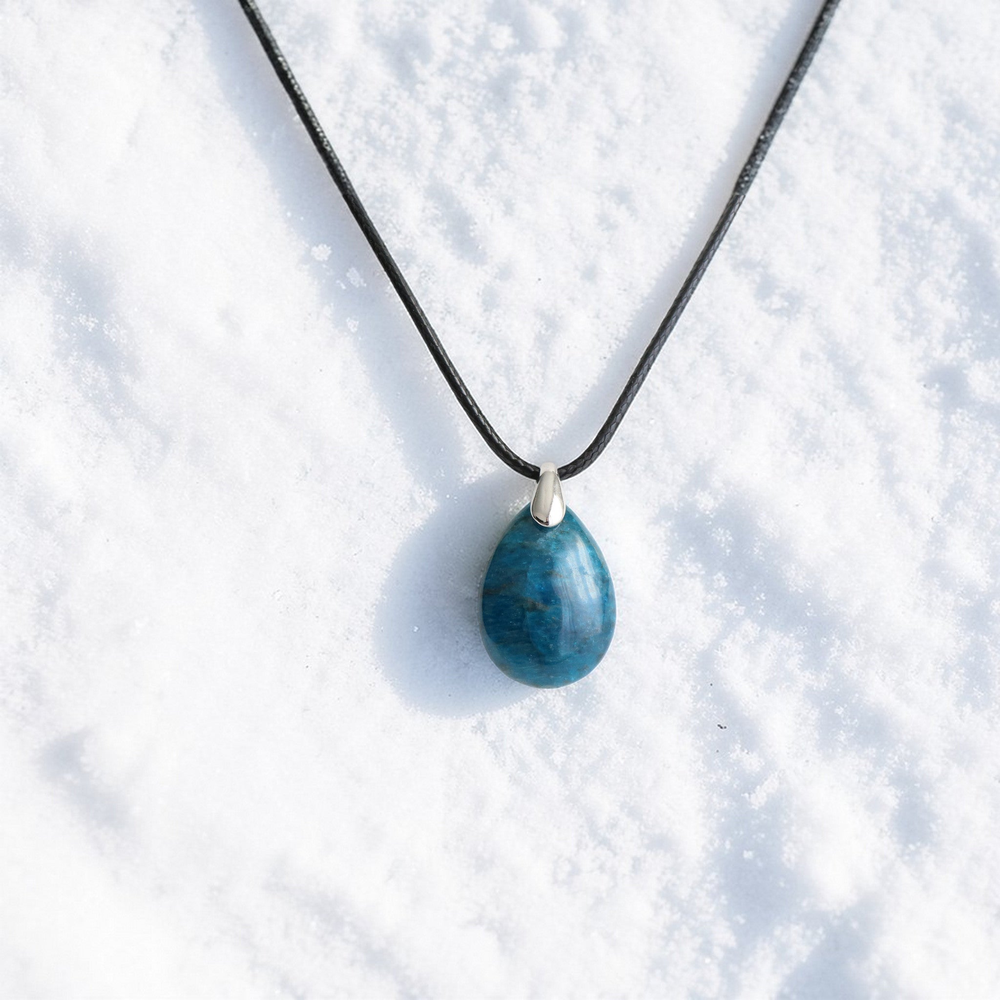 Pendentif Apatite Bleue Goutte – Collier Pierre avec Cordon Noir