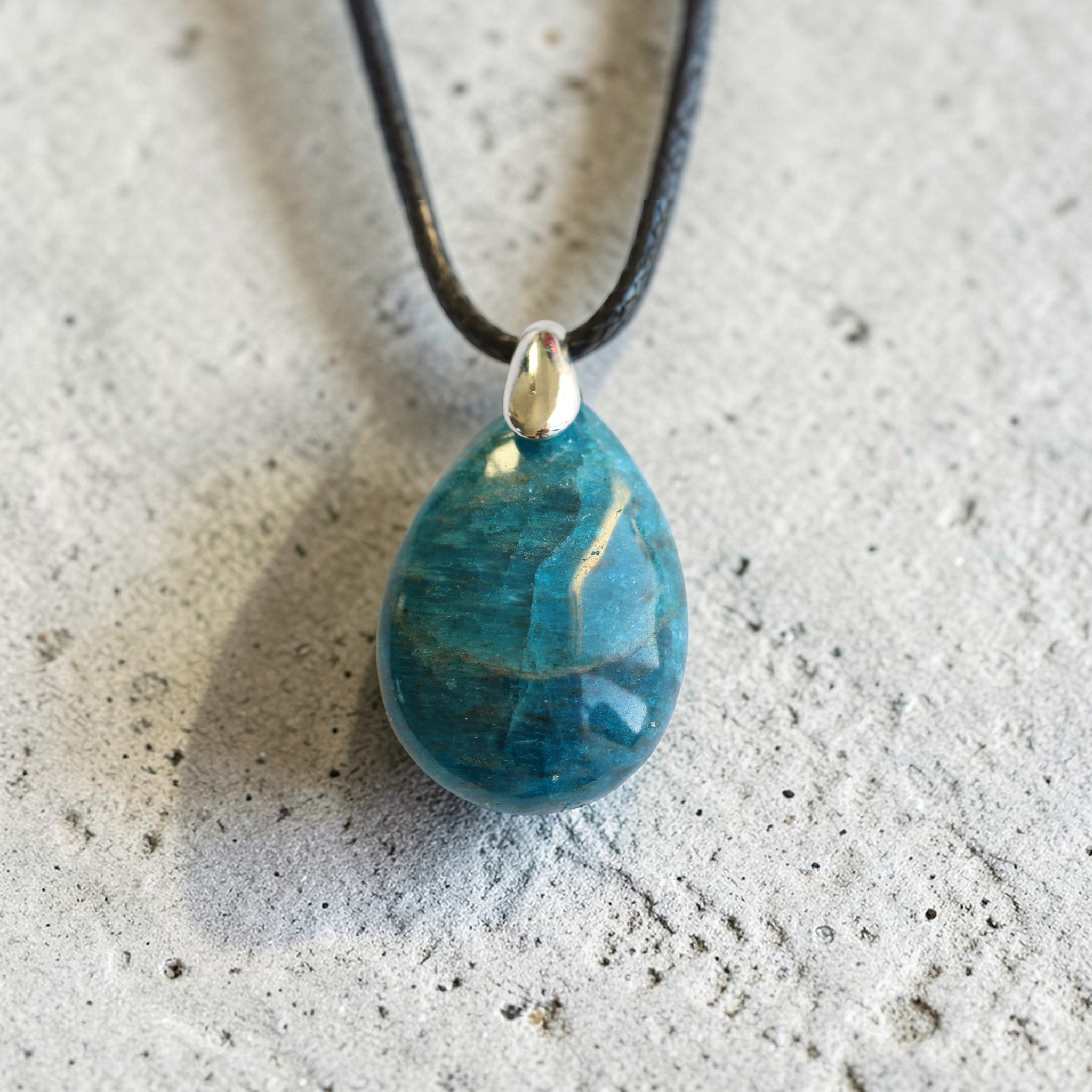 Pendentif Apatite Bleue Goutte – Collier Pierre avec Cordon Noir