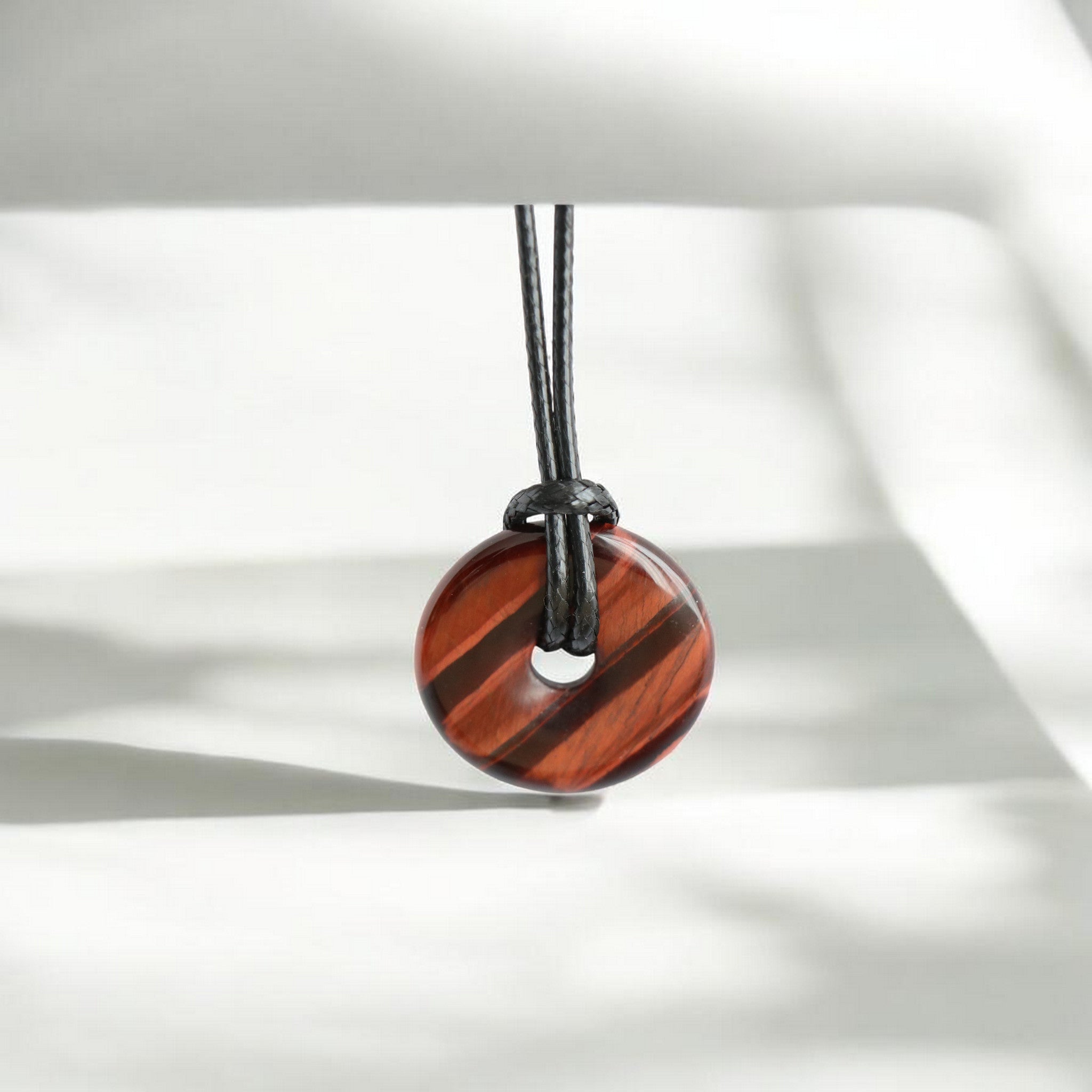 Pendentif Donut en Œil de Taureau avec Cordon Noir – Force & Protection