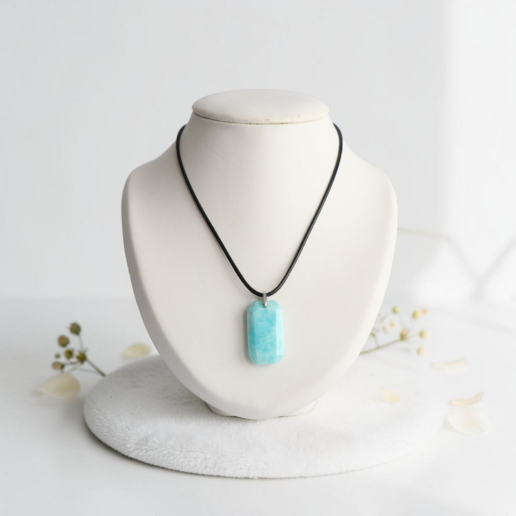 Pendentif en Hémimorphite – Élégance Minérale et Douceur Céleste