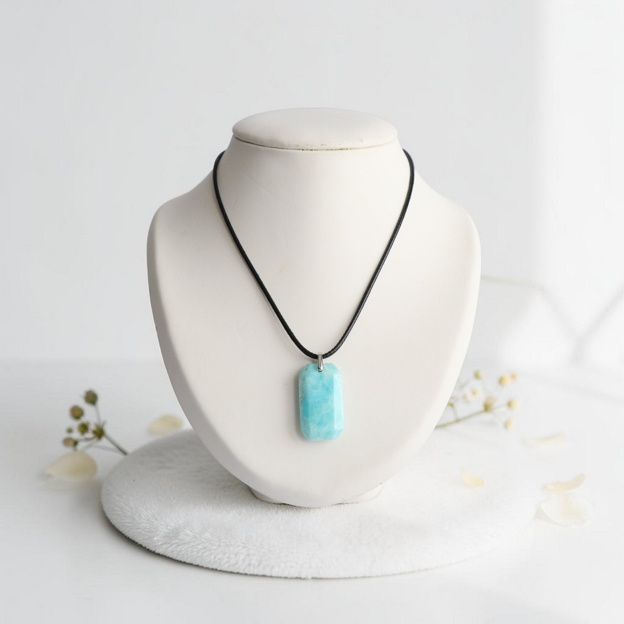 Pendentif en Hémimorphite – Élégance Minérale et Douceur Céleste