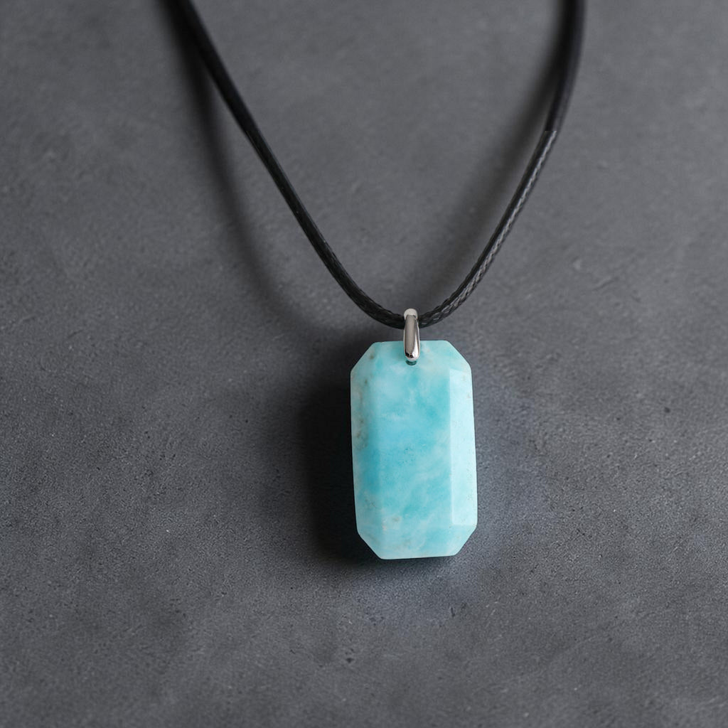 Pendentif en Hémimorphite – Élégance Minérale et Douceur Céleste