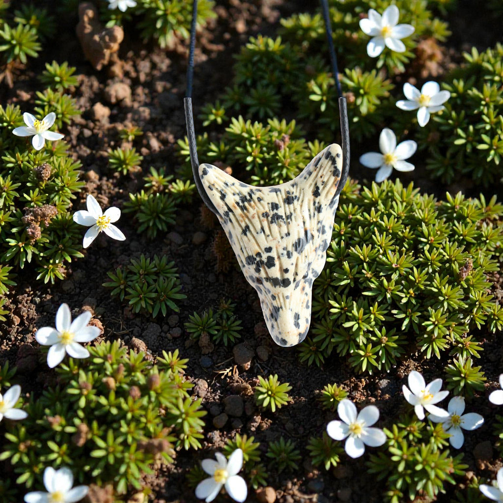 Pendentif Jaspe Dalmatien Tête de Loup – Collier Pierre Protection & Instinct