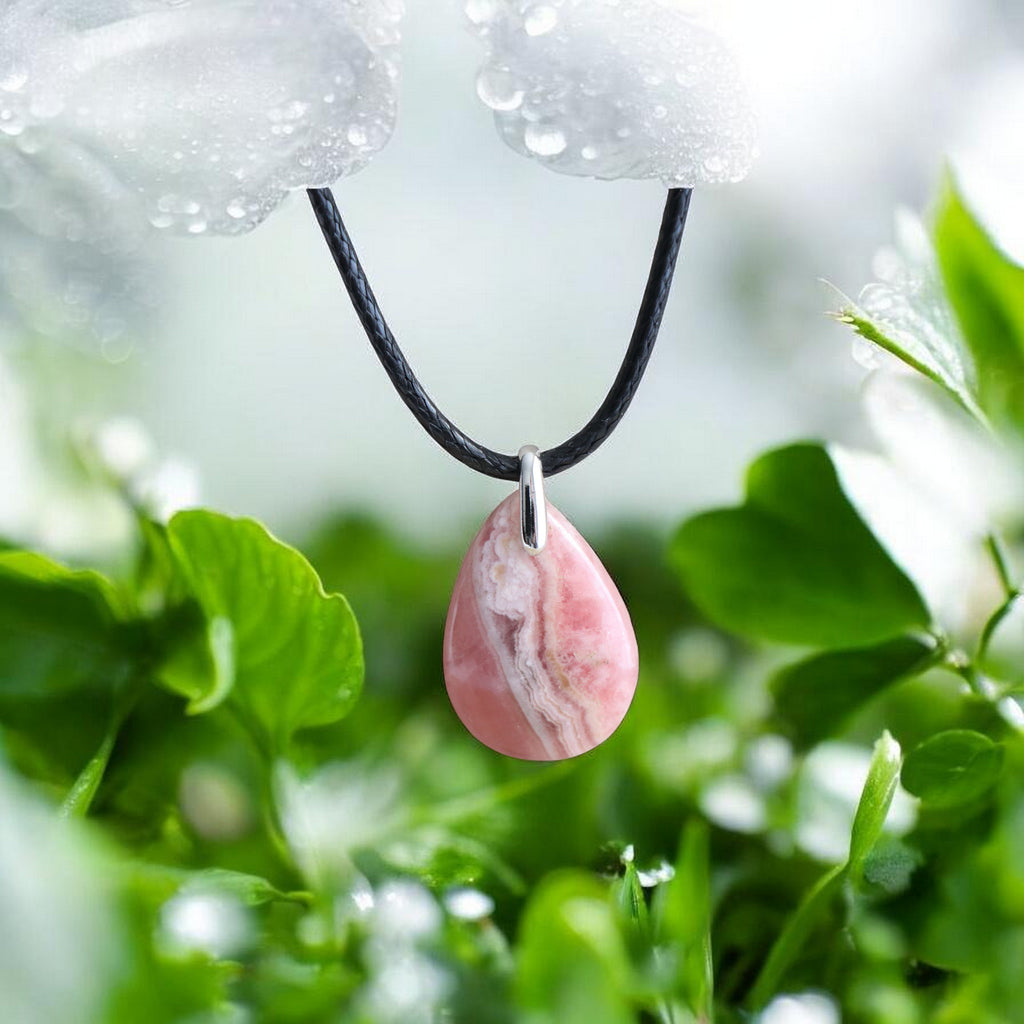 Pendentif en Rhodochrosite avec Cordon Noir – Amour & Émotions